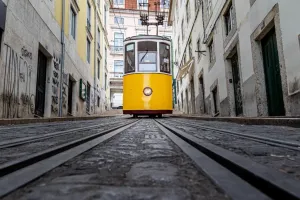 żółty tramwaj